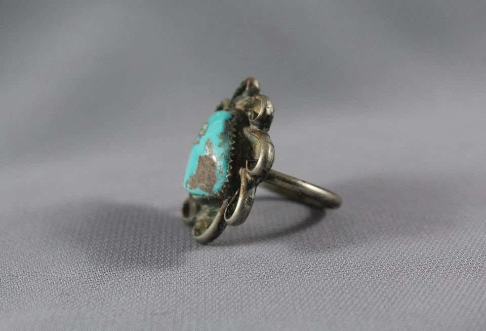 OLD PAWN NAVAJO STERLING SILVER AND TURQUOISE RING SIZE 10 1/2: OLD PAWN NAVAJO STERLING SILVER AND TURQUOISE RING SIZE 10 1/2 Item Description: 1 1/4” tall