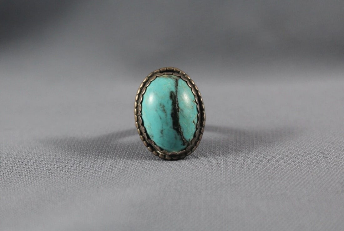 OLD PAWN NAVAJO STERLING SILVER AND TURQUOISE RING SIZE 5 3/4: OLD PAWN NAVAJO STERLING SILVER AND TURQUOISE RING SIZE 5 3/4 Item Description: 1” tall