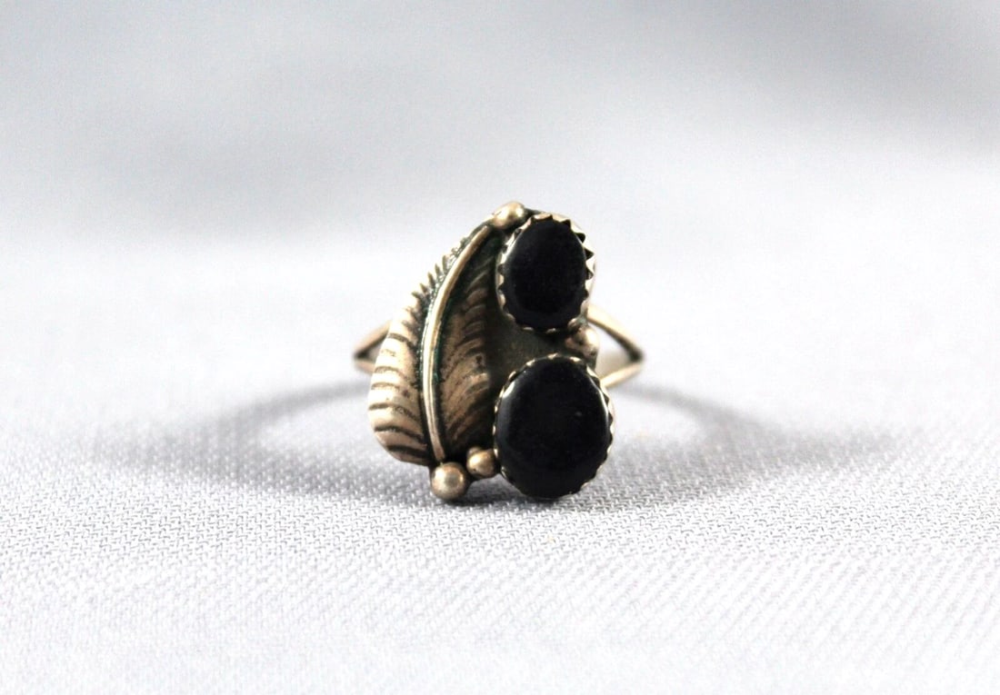 VINTAGE NAVAJO STERLING SILVER AND BLACK STONE RING SIZE 6: VINTAGE NAVAJO STERLING SILVER AND BLACK STONE RING SIZE 6 Item Description: 3/4” tall