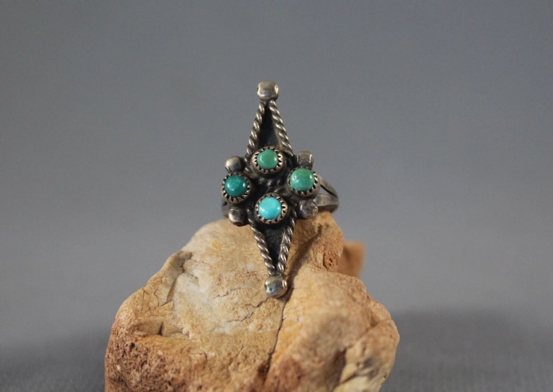 OLD PAWN ZUNI STERLING SILVER AND TURQUOISE RING SIZE 4 1/4: OLD PAWN ZUNI STERLING SILVER AND TURQUOISE RING SIZE 4 1/4 Item Description: 1 1/4” tall