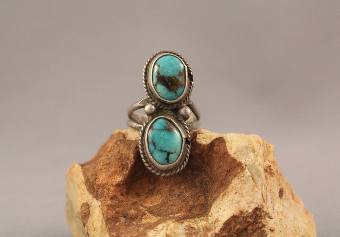 OLD PAWN NAVAJO STERLING SILVER AND TURQUOISE RING SIZE 6: OLD PAWN NAVAJO STERLING SILVER AND TURQUOISE RING SIZE 6 Item Description: 1 1/4” tall