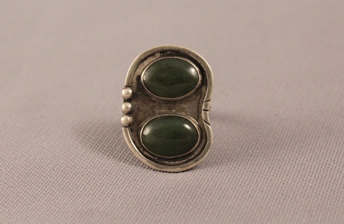 SOUTHWESTERN GREEN JADE STERLING SILVER RING ..SIZE 8: SOUTHWESTERN GREEN JADE STERLING SILVER RING ..SIZE 8 Item Description: 1 1/4" tall Nice Vintage Rind ..Size 8 P