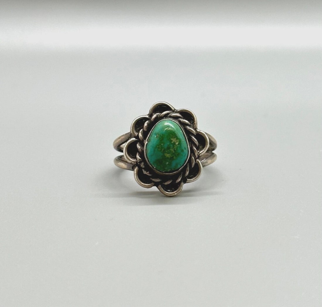 OLD PAWN NAVAJO STERLING SILVER AND TURQUOISE RING SIZE 6: OLD PAWN NAVAJO STERLING SILVER AND TURQUOISE RING SIZE 6 Item Description: 3/4 " Tall Size 6