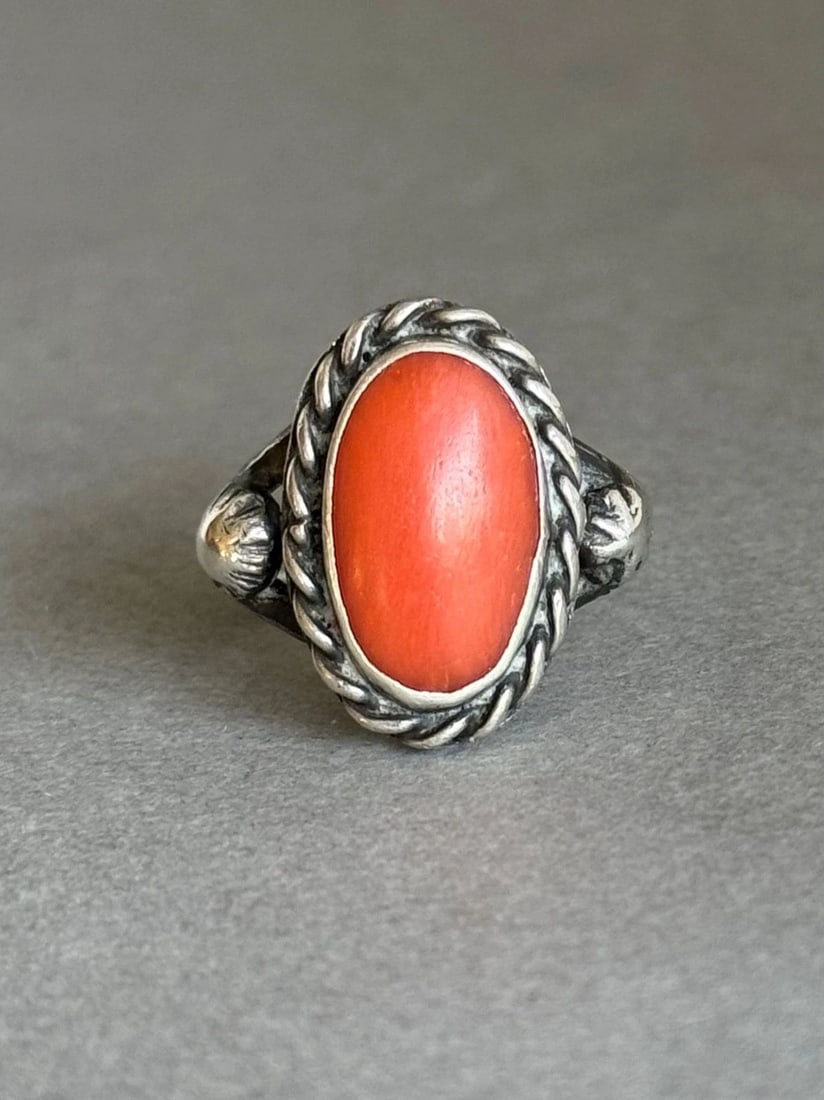 OLD PAWN NAVAJO STERLING SILVER AND CORAL RING SIZE 6: OLD PAWN NAVAJO STERLING SILVER AND CORAL RING SIZE 6 Old Pawn Navajo Sterling Silver and Coral Ring Size 6 ..3/4" Tall