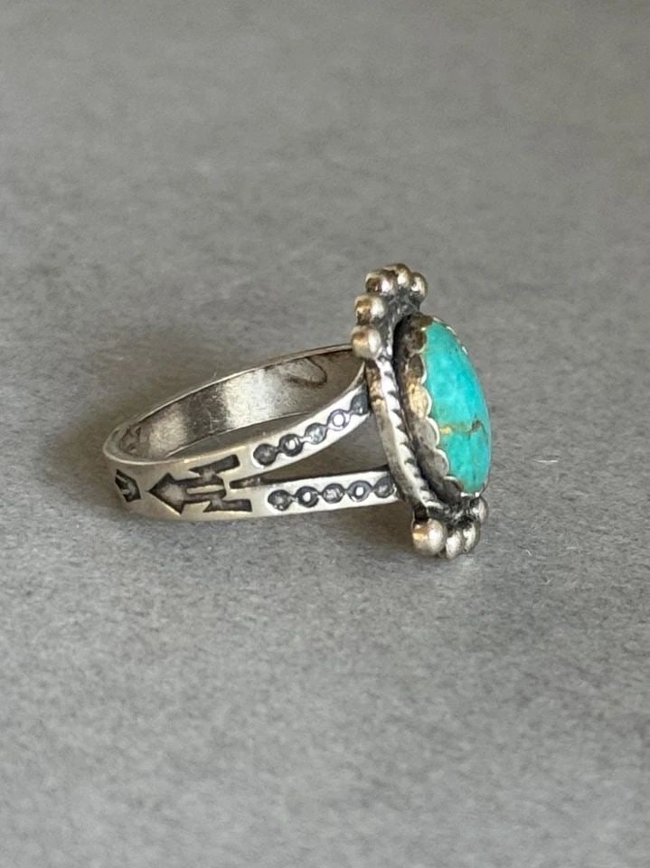 OLD PAWN NAVAJO STERLING SILVER AND TURQUOISE RING SIZE 6: OLD PAWN NAVAJO STERLING SILVER AND TURQUOISE RING SIZE 6 Vintage Navajo Sterling Silver and Turquoise Ring Size 6 ..5/8" Tall