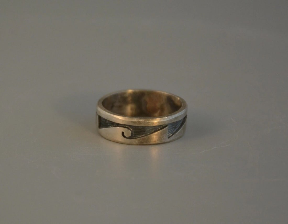 OLD PAWN HOPI INDIAN STERLING SILVER BAND RING - SILVERCRAFT GUILD - SZ 6 1/2: OLD PAWN HOPI INDIAN STERLING SILVER BAND RING - SILVERCRAFT GUILD - SZ 6 1/2 Item Description: This vintage Hopi has an attractive geometric, kiva step and wave design in silver on silver. The band i