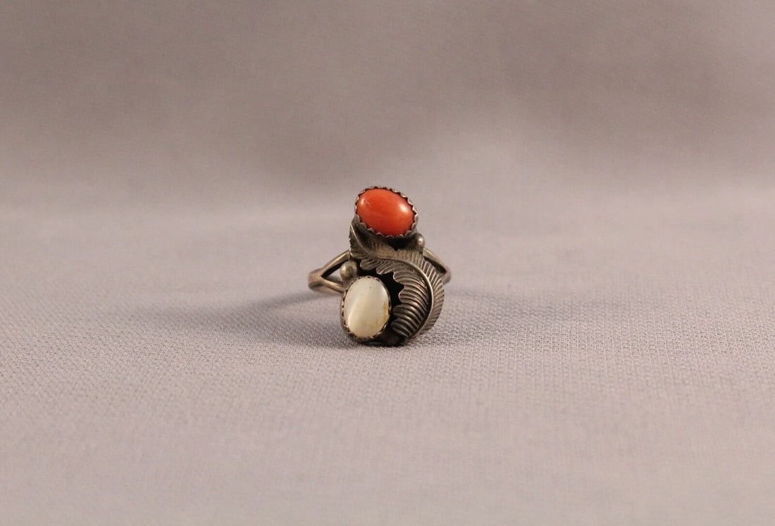OLD PAWN NAVAJO STERLING SILVER CORAL AND SHELL RING SIZE 7 1/2: OLD PAWN NAVAJO STERLING SILVER CORAL AND SHELL RING SIZE 7 1/2 Item Description: 3/4" tall P