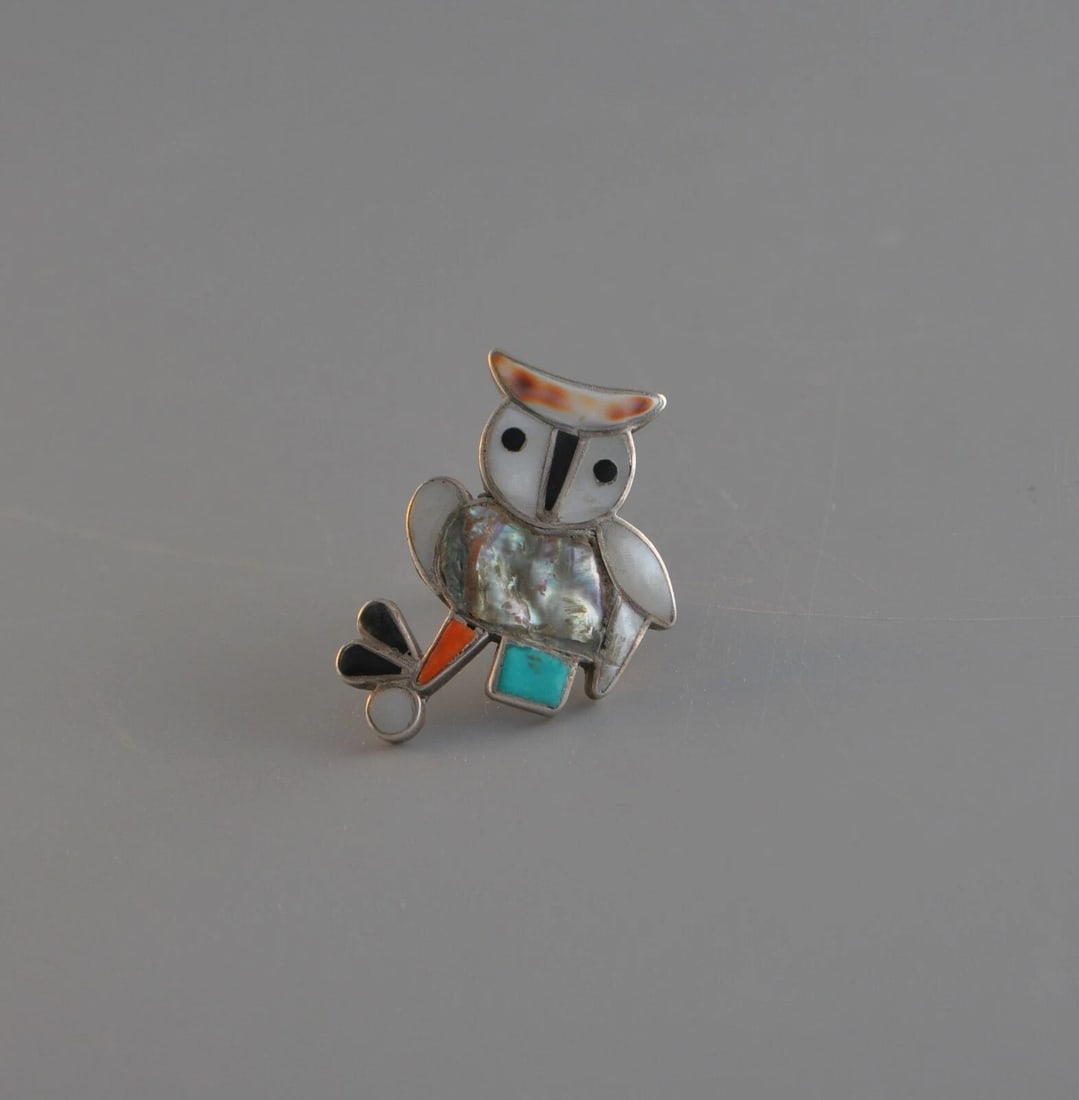 VINTAGE ZUNI INDIAN SILVER INLAY RING - OWL - ABALONE TURQUOSE CORAL JET - SZ 6: VINTAGE ZUNI INDIAN SILVER INLAY RING - OWL - ABALONE TURQUOSE CORAL JET - SZ 6 Item Description: This vintage Zuni owl ring has been beautifully inlaid with abalone and several kinds of shell, black 