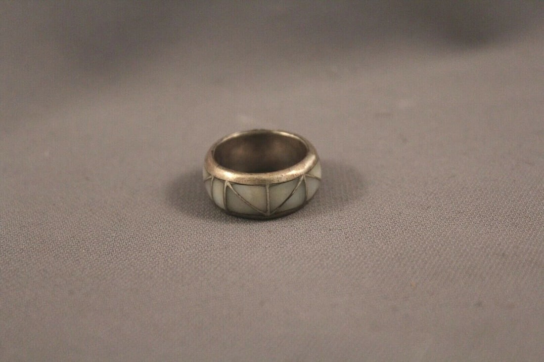 VINTAGE ZUNI MOTHER OF PEARL INLAYED RING SIZE 8 3/4: VINTAGE ZUNI MOTHER OF PEARL INLAYED RING SIZE 8 3/4 Item Description: 3/8" tall