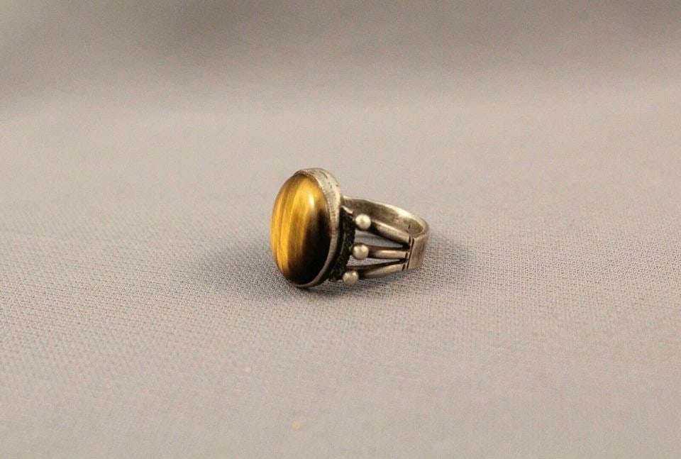 OLD PAWN NAVAJO STERLING SILVER AND TIGERS EYE STONE RING ..SIZE 7: OLD PAWN NAVAJO STERLING SILVER AND TIGERS EYE STONE RING ..SIZE 7 Item Description: 3/4” tall