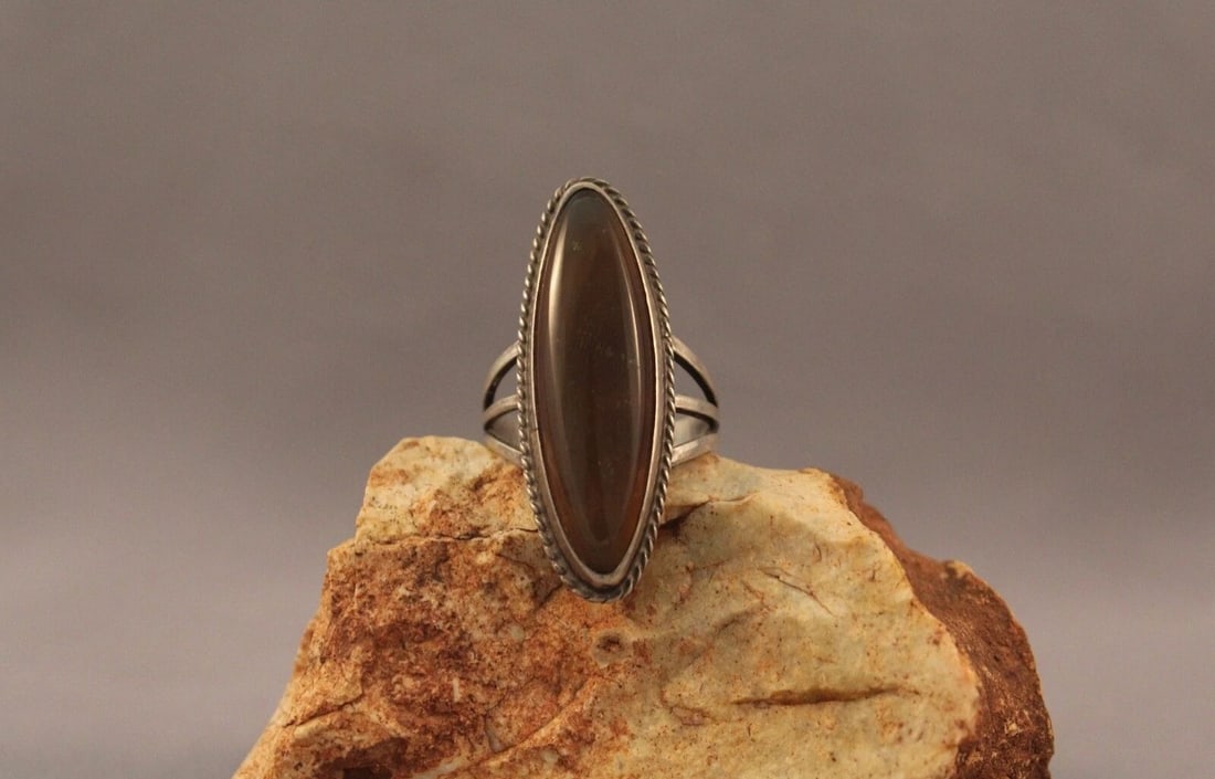 OLD PAWN NAVAJO STERLING SILVER AND AGATE RING SIZE 6: OLD PAWN NAVAJO STERLING SILVER AND AGATE RING SIZE 6 Item Description: 1 3/8” tall
