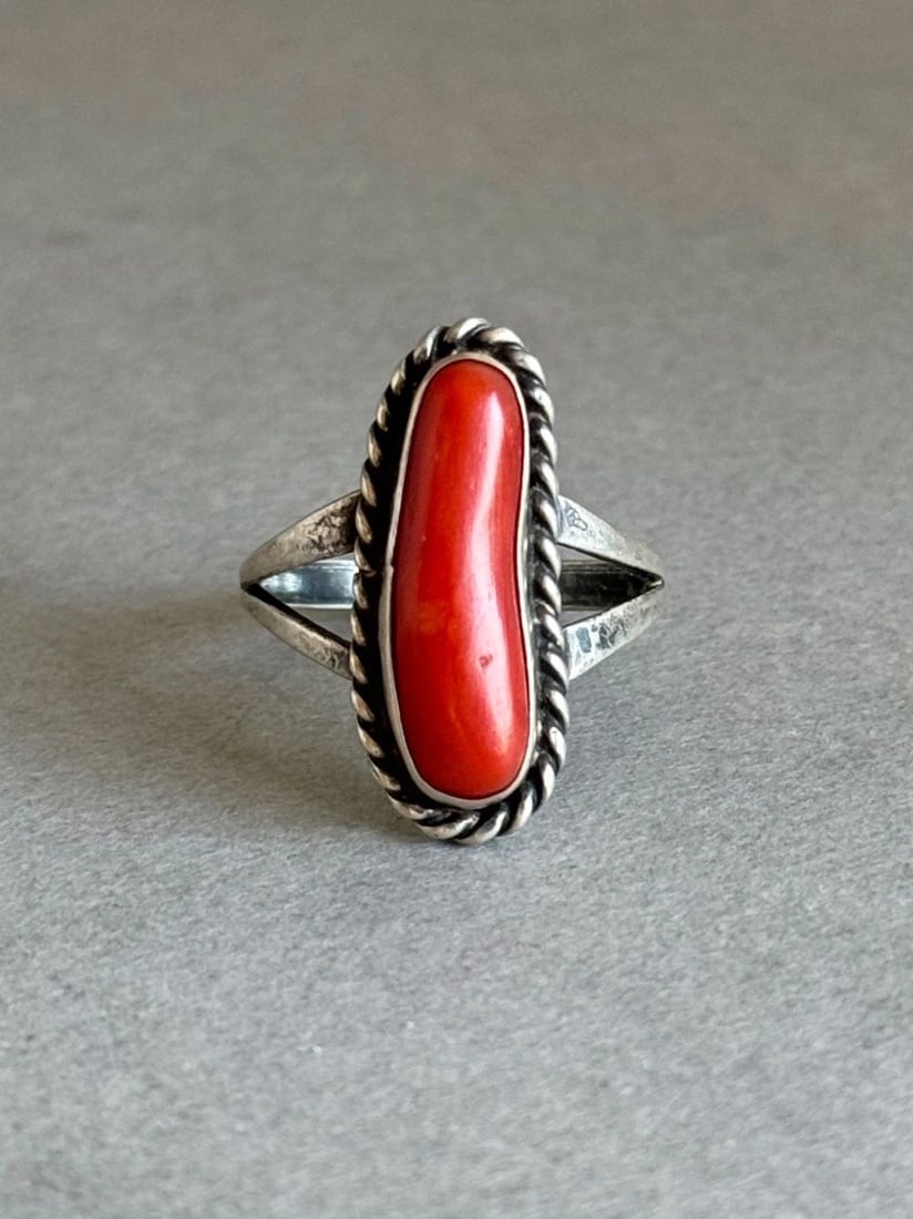 VINTAGE NAVAJO STERLING SILVER AND CORAL RING SIZE 7 (1 of 1)