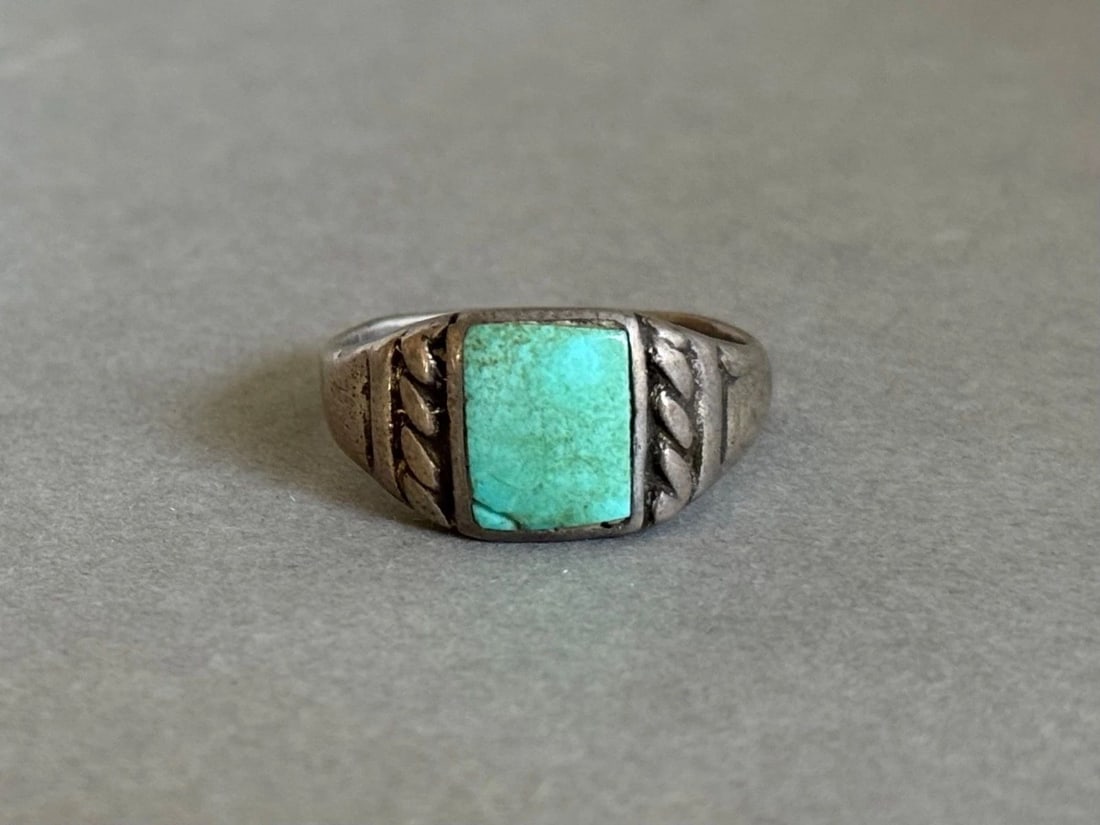OLD PAWN STERLING SILVER AND TURQUOISE RING SIZE 9 1/2: OLD PAWN STERLING SILVER AND TURQUOISE RING SIZE 9 1/2 Old Pawn Sterling Silver and Turquoise Ring Size 9 1/2 Turquoise has a small crack on one corner .. 3/8" tall