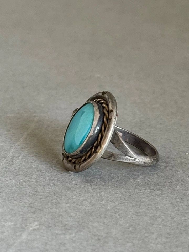 OLD PAWN NAVAJO STERLING SILVER AND TURQUOISE RING SIZE 6: OLD PAWN NAVAJO STERLING SILVER AND TURQUOISE RING SIZE 6 Old Pawn Navajo Sterling Silver and Turquoise Ring Size 6 ..3/4" Tall
