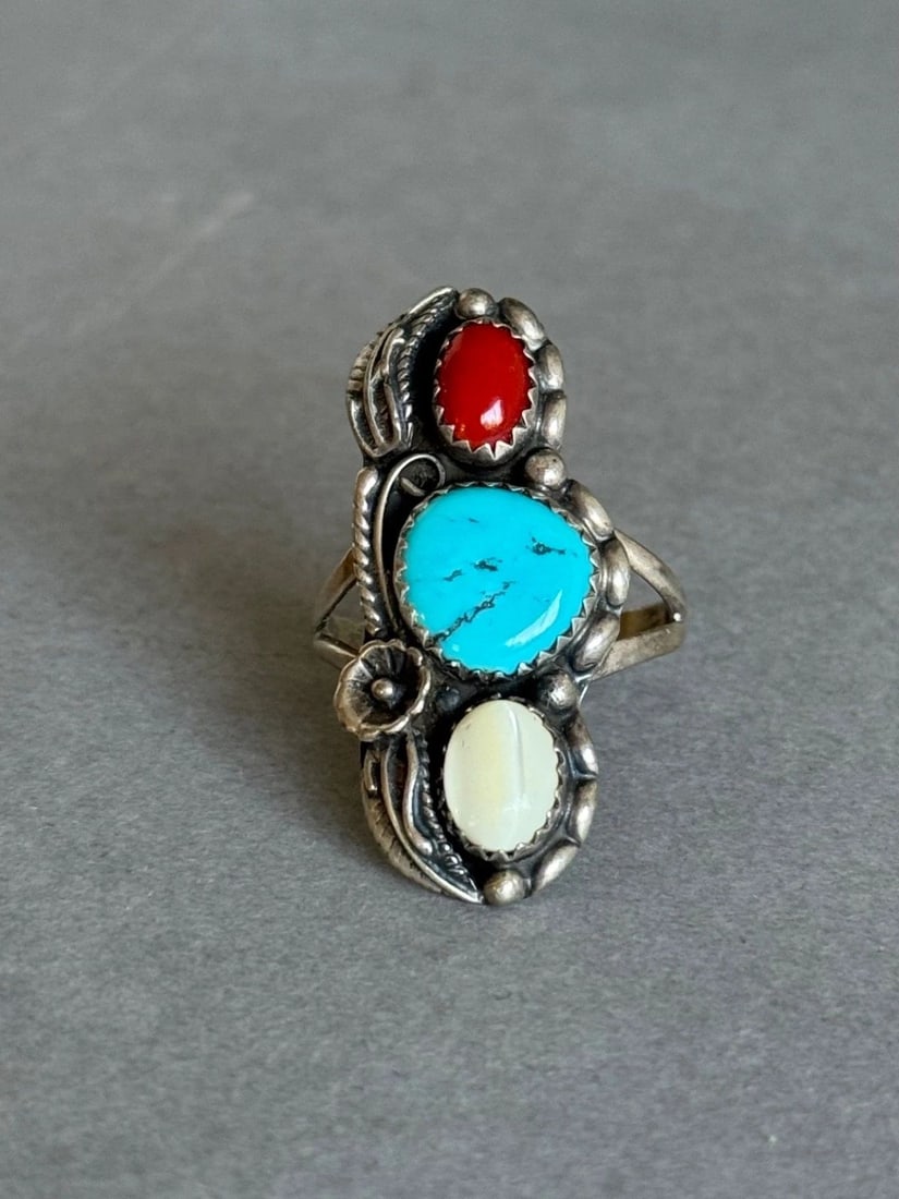 VINTAGE NAVAJO STERLING SILVER W CORAL, TURQUOISE AND SHELL RING SZ 6 1/2: VINTAGE NAVAJO STERLING SILVER W CORAL, TURQUOISE AND SHELL RING SZ 6 1/2 Vintage Navajo Sterling Silver w Coral, Turquoise and Shell Ring Size 6 1/2 .. 1 1/4" tall