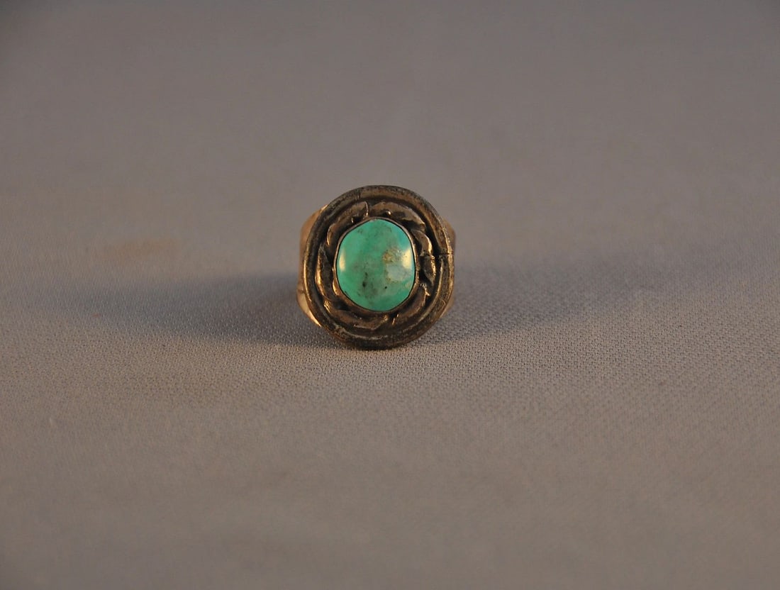 VINTAGE NAVAJO STERLING SILVER RING - ROUND TURQUOISE STONE - OLD PAWN SZ 8 3/4: VINTAGE NAVAJO STERLING SILVER RING - ROUND TURQUOISE STONE - OLD PAWN SZ 8 3/4 Item Description: This vintage Navajo silver ring has a round light blue-green turquoise stone set into a round silver s