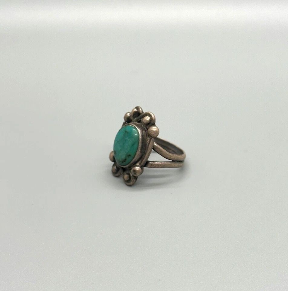OLD PAWN NAVAJO STERLING SILVER AND TURQUOISE RING SIZE 5 1/2: OLD PAWN NAVAJO STERLING SILVER AND TURQUOISE RING SIZE 5 1/2 Item Description: 7/8 " Tall