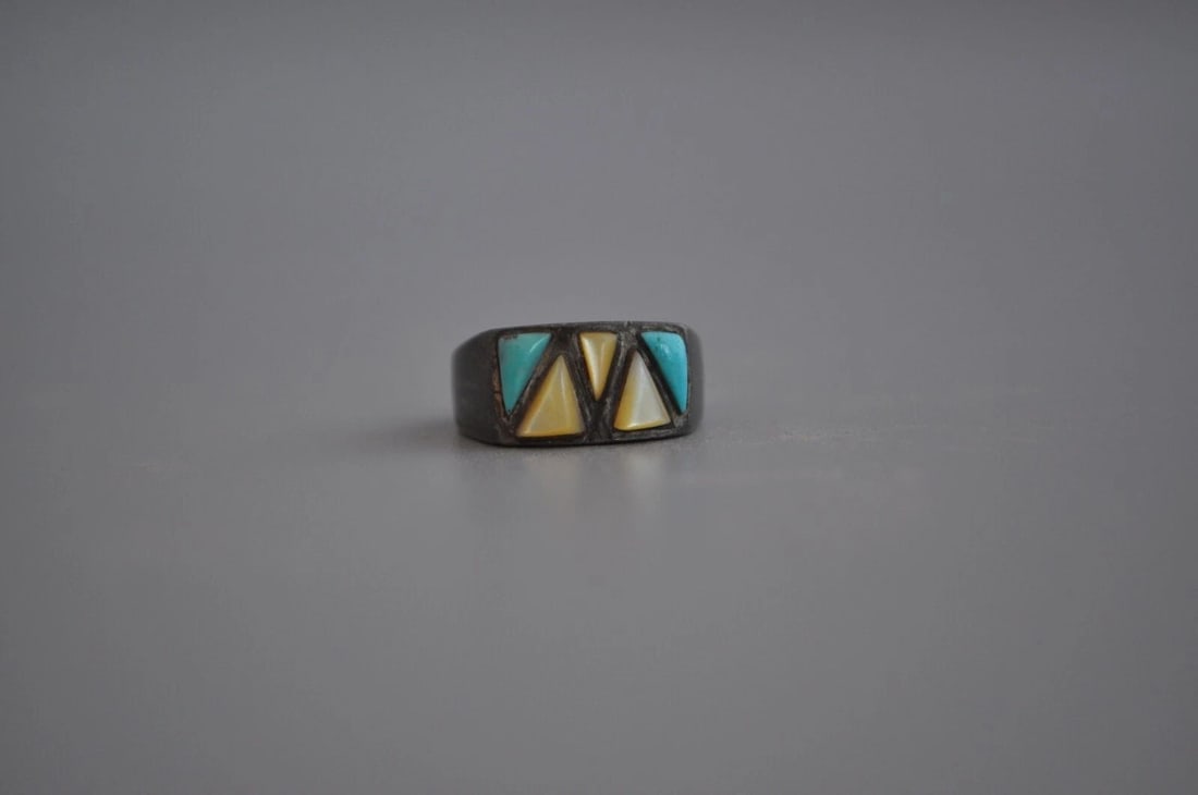 OLD PAWN NAVAJO STERLING SILVER TURQUOISE AND SHELL RING SIZE 5 3/4: OLD PAWN NAVAJO STERLING SILVER TURQUOISE AND SHELL RING SIZE 5 3/4 Item Description: 5 /16 " Tall
