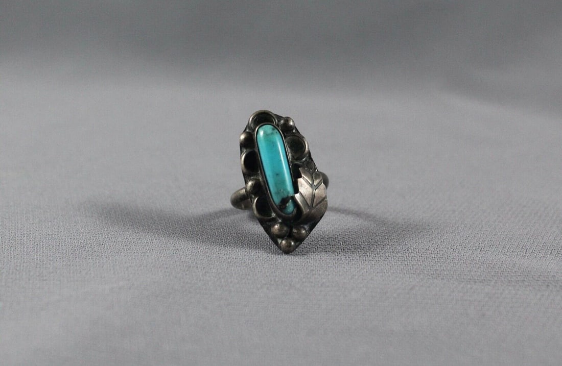 OLD PAWN NAVAJO STERLING SILVER AND TURQUOISE RING SIZE 6 (1 of 2)