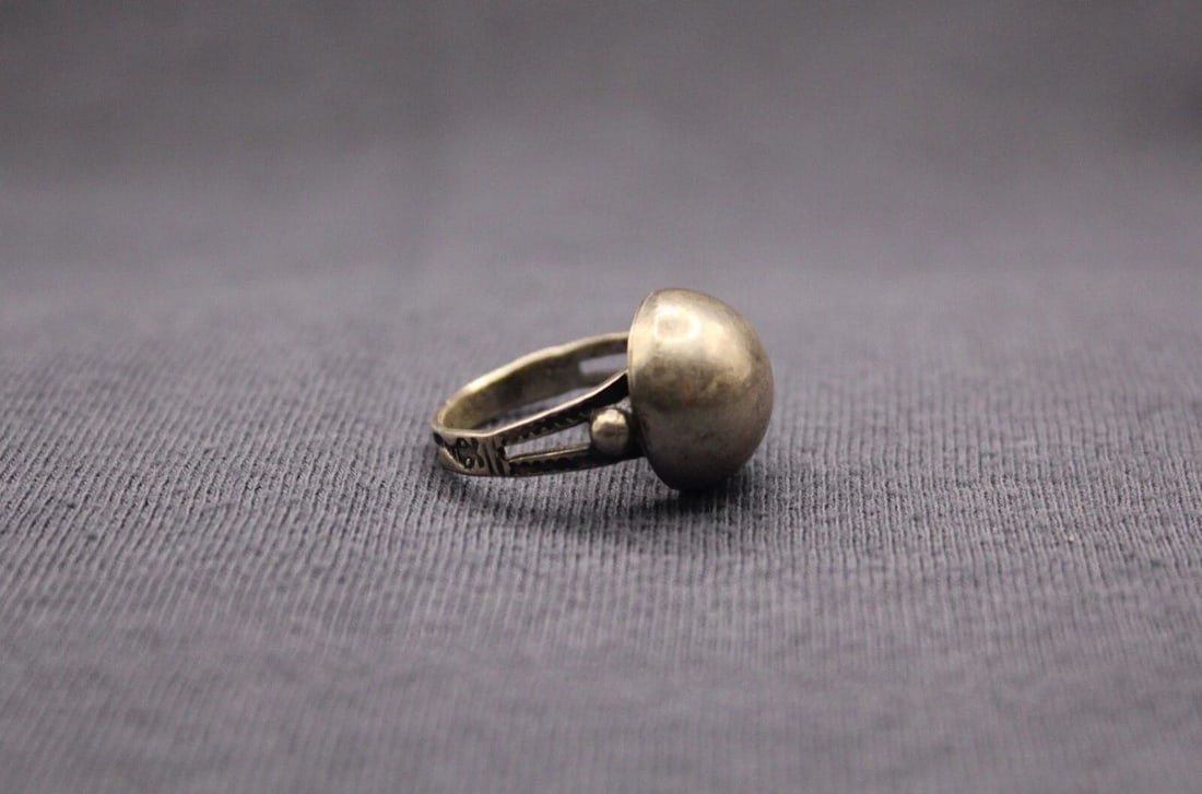 OLD PAWN NAVAJO STERLING SILVER RING SNAKES SIZE 4: OLD PAWN NAVAJO STERLING SILVER RING SNAKES SIZE 4 Item Description: 1/2” tall Size 4