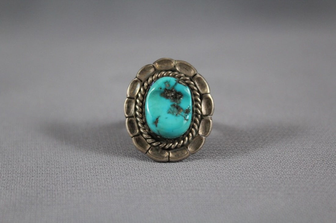 VINTAGE NAVAJO STERLING SILVER AND TURQUOISE RING SIZE 6 1/4 SIGNED RH: VINTAGE NAVAJO STERLING SILVER AND TURQUOISE RING SIZE 6 1/4 SIGNED RH Item Description: 1” tall