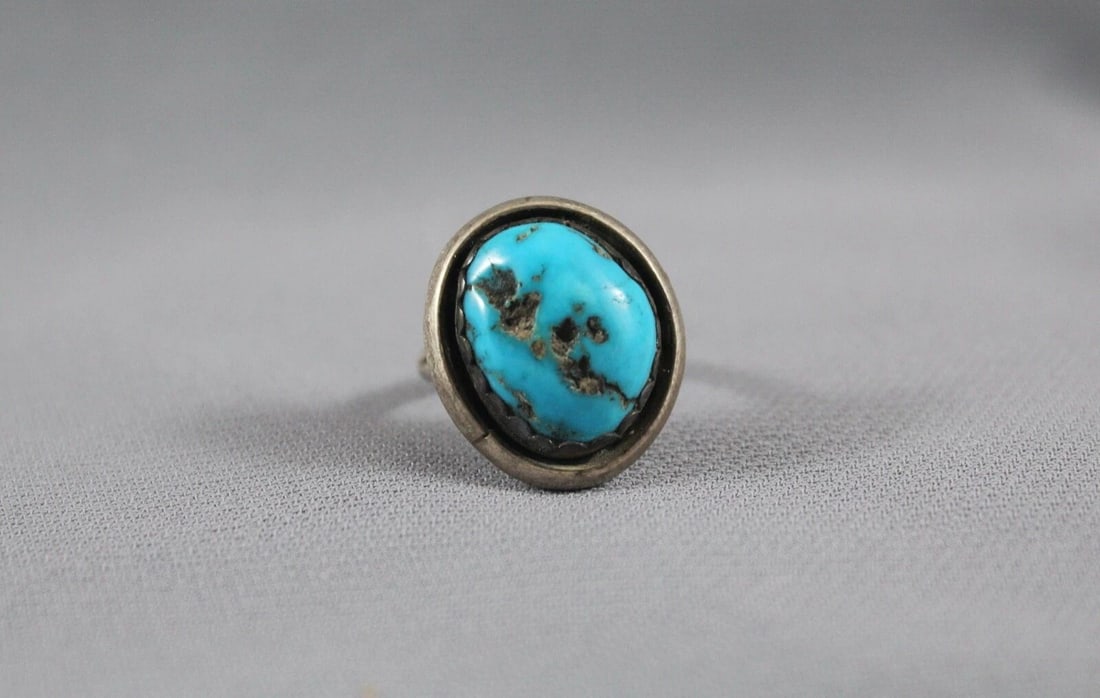 OLD PAWN NAVAJO STERLING SILVER AND TURQUOISE RING SIZE 6 1/2: OLD PAWN NAVAJO STERLING SILVER AND TURQUOISE RING SIZE 6 1/2 Item Description: 7/8” tall