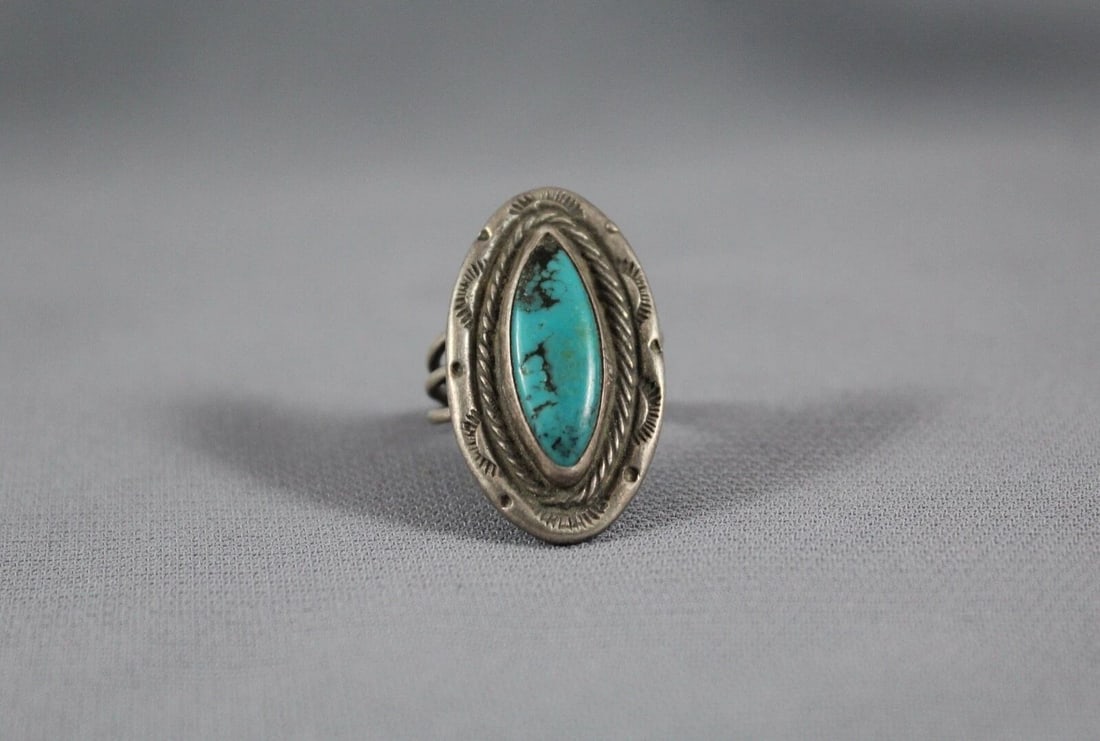 OLD PAWN NAVAJO STERLING SILVER AND TURQUOISE RING SIZE 5 1/2: OLD PAWN NAVAJO STERLING SILVER AND TURQUOISE RING SIZE 5 1/2 Item Description: 1 1/4” tall
