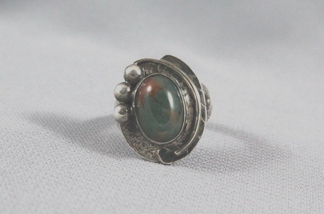 OLD PAWN NAVAJO STERLING SILVER AND TURQUOISE RING SIZE 7: OLD PAWN NAVAJO STERLING SILVER AND TURQUOISE RING SIZE 7 Item Description: 7/8” tall