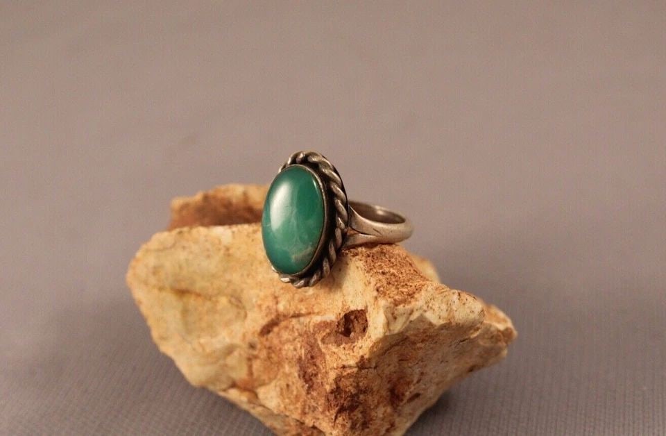VINTAGE NAVAJO STERLING SILVER AND JADE OR CHRYSOCOLLA RING 8 3/4: VINTAGE NAVAJO STERLING SILVER AND JADE OR CHRYSOCOLLA RING 8 3/4 Item Description: 3/4" tall P