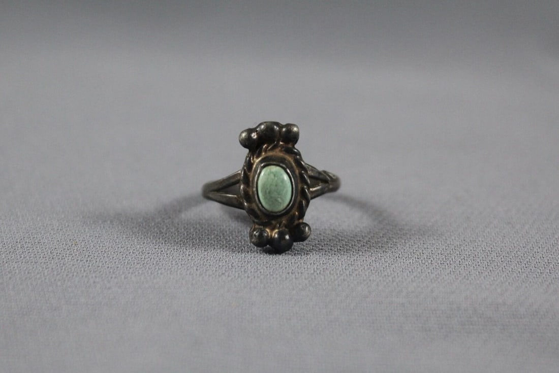 OLD PAWN NAVAJO STERLING SILVER AND TURQUOISE RING SIZE 6 1/2: OLD PAWN NAVAJO STERLING SILVER AND TURQUOISE RING SIZE 6 1/2 Item Description: 5/8” tall