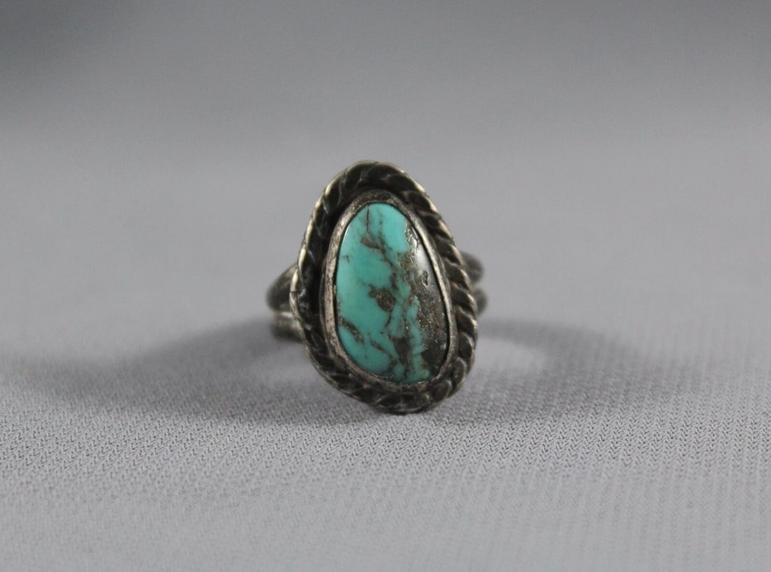 OLD PAWN NAVAJO STERLING SILVER AND TURQUOISE AND SILVER RING - SIZE 5: OLD PAWN NAVAJO STERLING SILVER AND TURQUOISE AND SILVER RING - SIZE 5 Item Description: This vintage Navajo silver ring has a turquoise stone bordered with pressed and twisted silver wire. The front 