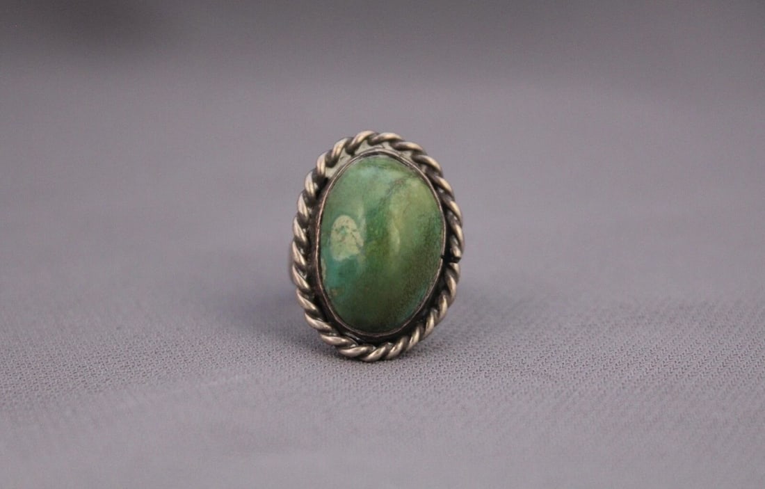 OLD PAWN NAVAJO STERLING SILVER TURQUOISE RING SIZE 5: OLD PAWN NAVAJO STERLING SILVER TURQUOISE RING SIZE 5 Item Description: 1” tall