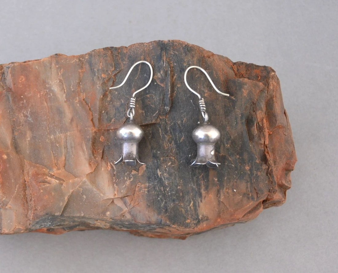 VINTAGE NAVAJO STERLING SILVER SQUASH BLOSSOM DANGLE EARRINGS - 1.5" DROP (1 of 1)
