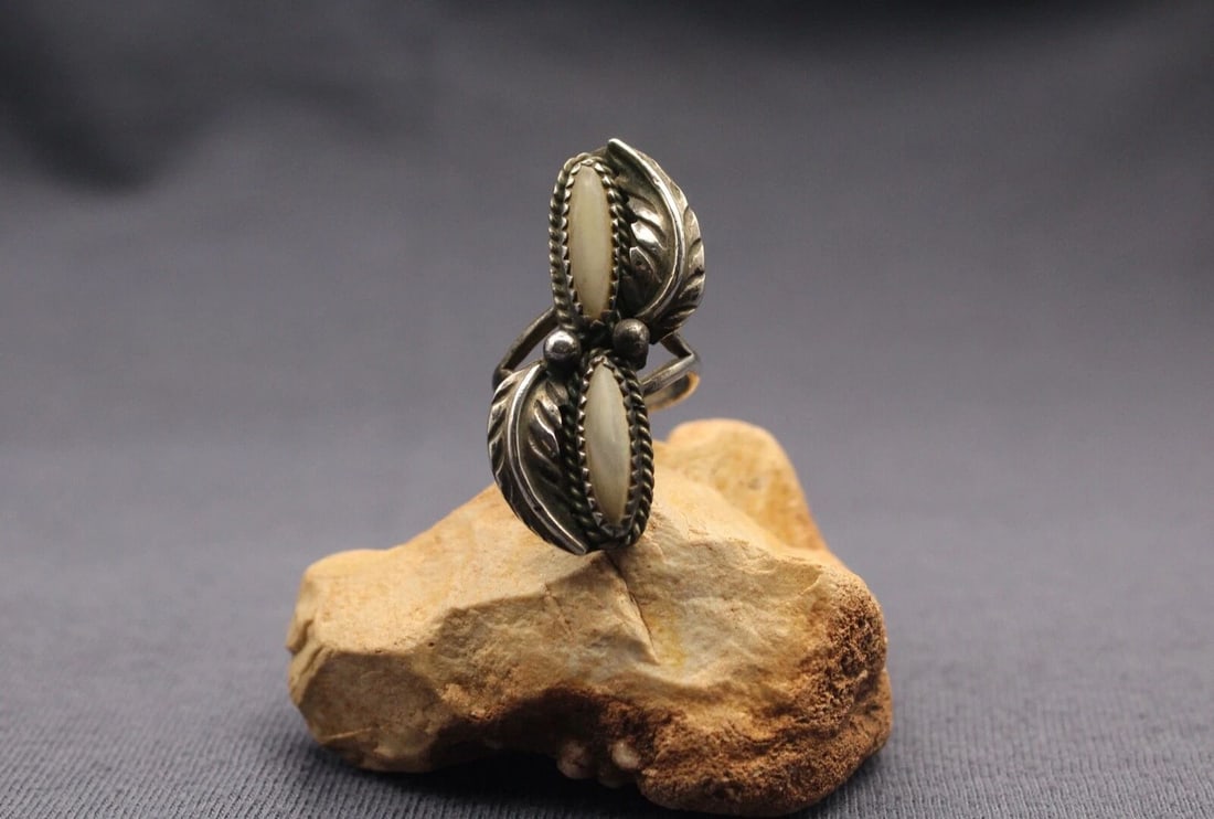 OLD PAWN NAVAJO STERLING SILVER AND SHELL RING SIZE 4 1/4: OLD PAWN NAVAJO STERLING SILVER AND SHELL RING SIZE 4 1/4 Item Description: 1 1/2” tall