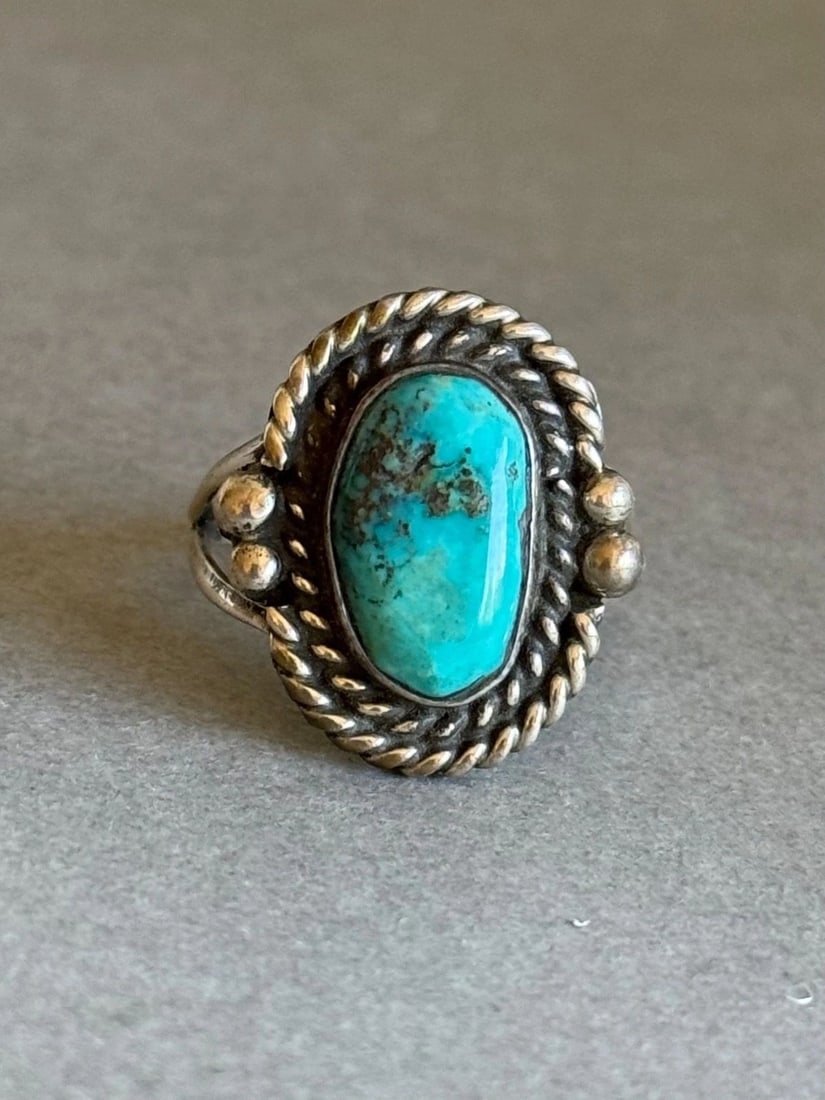 OLD PAWN NAVAJO STERLING SILVER AND TURQUOISE RING - SIZE 8 (1 of 1)