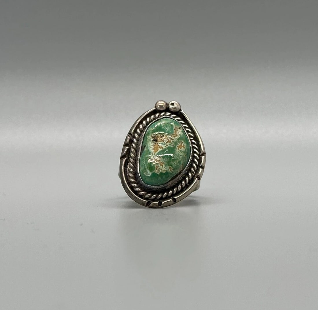 OLD PAWN NAVAJO STERLING SILVER AND TURQUOISE RING SIZE 6 1/4: OLD PAWN NAVAJO STERLING SILVER AND TURQUOISE RING SIZE 6 1/4 Item Description: 1” tall P