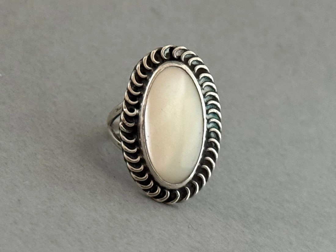 VINTAGE NAVAJO STERLING SILVER AND MOTHER OF PEARL RING SIZE 6: VINTAGE NAVAJO STERLING SILVER AND MOTHER OF PEARL RING SIZE 6 Vintage Navajo Sterling Silver and Mother of Pearl Ring Size 6 .. 1" Tall