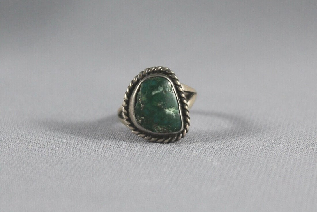 OLD PAWN NAVAJO STERLING SILVER AND TURQUOISE RING SIZE 5 1/2: OLD PAWN NAVAJO STERLING SILVER AND TURQUOISE RING SIZE 5 1/2 Item Description: 5/8” tall