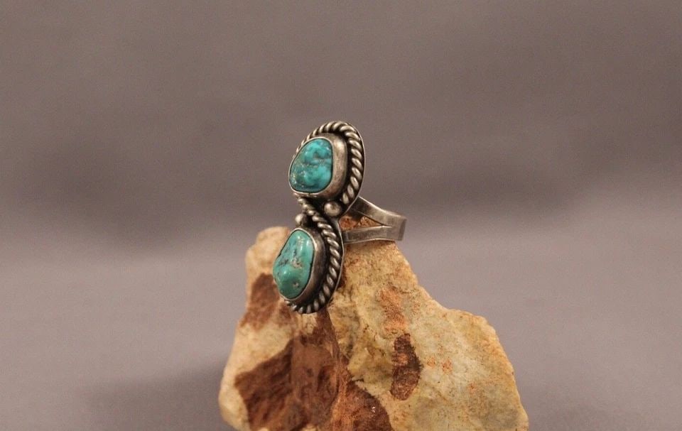 OLD PAWN NAVAJO STERLING SILVER AND TURQUOISE RING SIZE 5: OLD PAWN NAVAJO STERLING SILVER AND TURQUOISE RING SIZE 5 Item Description: 1 1/4" tall