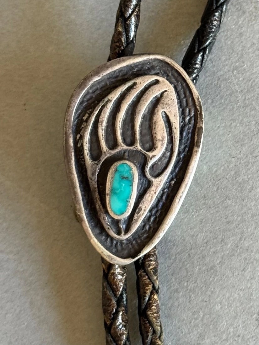 VINTAGE NAVAJO STERLING SILVER AND TURQUOISE BEAR PAW BOLO TIE: VINTAGE NAVAJO STERLING SILVER AND TURQUOISE BEAR PAW BOLO TIE Vintage Navajo Sterling Silver and Turquoise Bear Paw Bolo Tie 1 1/4" Tall Sterling Tips