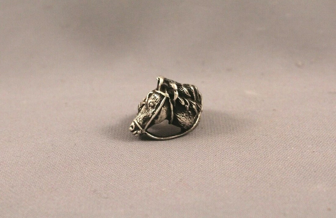 VINTAGE NAVAJO CAST HORSE HEAD SILVER RING SIZE 8 1/4: VINTAGE NAVAJO CAST HORSE HEAD SILVER RING SIZE 8 1/4 Item Description: 7/8" tall P