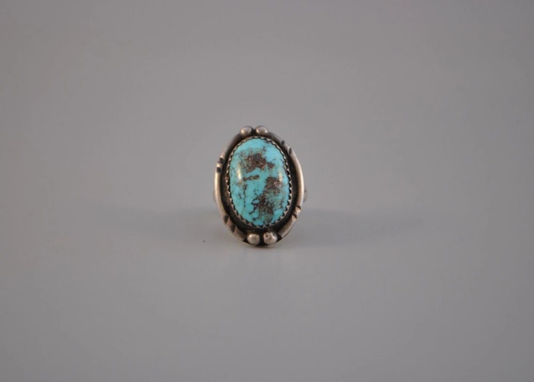VINTAGE NAVAJO STERLING SILVER RING - TURQUOISE SIGNED GEOR E. LEE SIZE 5: VINTAGE NAVAJO STERLING SILVER RING - TURQUOISE SIGNED GEOR E. LEE SIZE 5 Weight 6.26 Grams 7/8" Tall Old Pawn Jewelry dates from the early 1900s to the 1970s. Most of it is not signed because it wasn