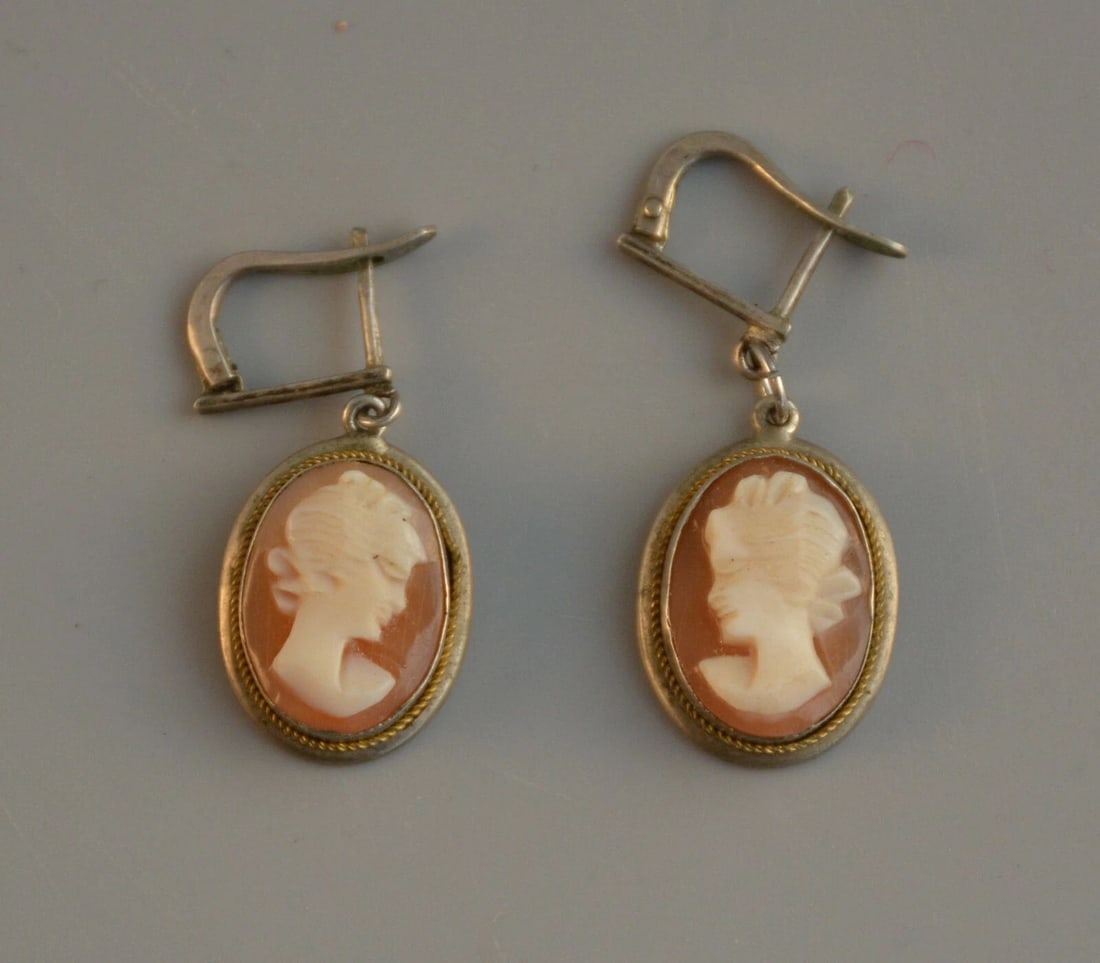 ANTIQUE STERLING SILVER CAMEO EARRINGS - DANGLES - 1 1/4" DROP: ANTIQUE STERLING SILVER CAMEO EARRINGS - DANGLES - 1 1/4" DROP Item Description: This is a pair of antique cameo earrings. They have a 1 1/4" drop from the hinged sterling wires. The round cameo measu