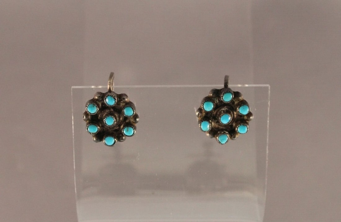 OLD PAWN ZUNI STERLING SILVER AND TURQUOISE EARRINGS OLD SCREW BACKS: OLD PAWN ZUNI STERLING SILVER AND TURQUOISE EARRINGS OLD SCREW BACKS Item Description: 1/2” length and width