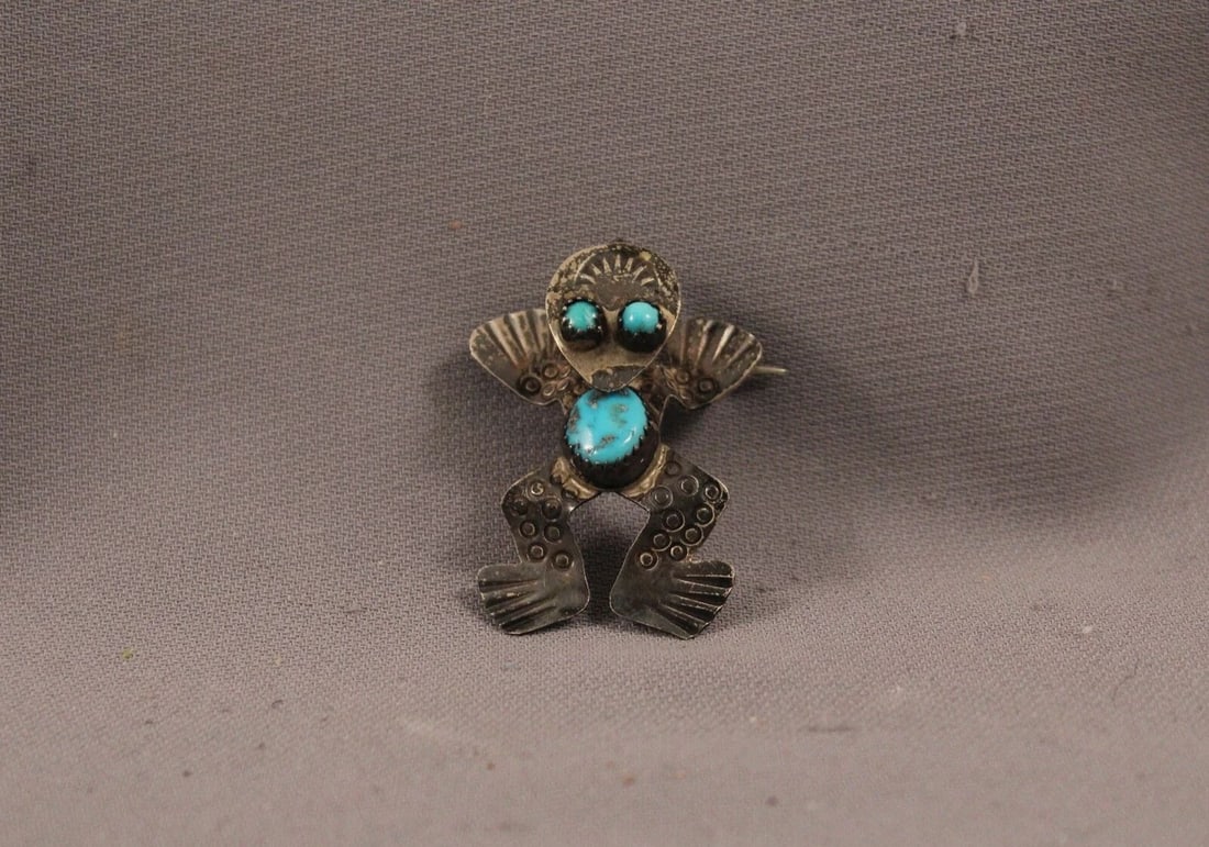 OLD PAWN NAVAJO STERLING SILVER AND TURQUOISE FROG PIN: OLD PAWN NAVAJO STERLING SILVER AND TURQUOISE FROG PIN Item Description: 1 1/4" h x 1" w