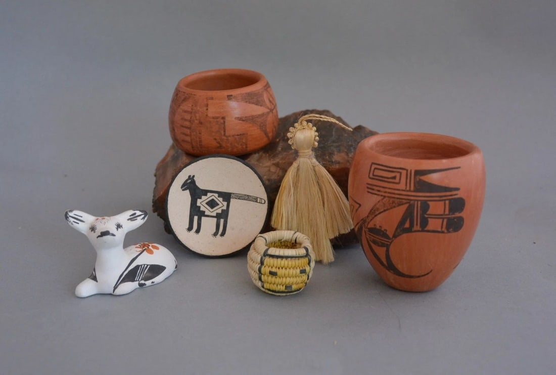 VINTAGE MINIATURE 2 HOPI POTTERY BOWLS, ACOMA PLATE, ACOMA DEER, HOPI BASKET: VINTAGE MINIATURE 2 HOPI POTTERY BOWLS, ACOMA PLATE, ACOMA DEER, HOPI BASKET This collection of Native American miniatures includes 2 Hopi pots, a Hopi basket, an Acoma plate, an Acoma deer and an ang