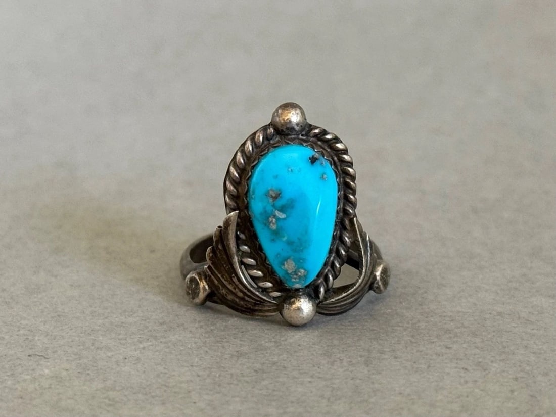 VINTAGE NAVAJO STERLING SILVER AND TURQUOISE RING SIZE 6 3/4 (1 of 2)