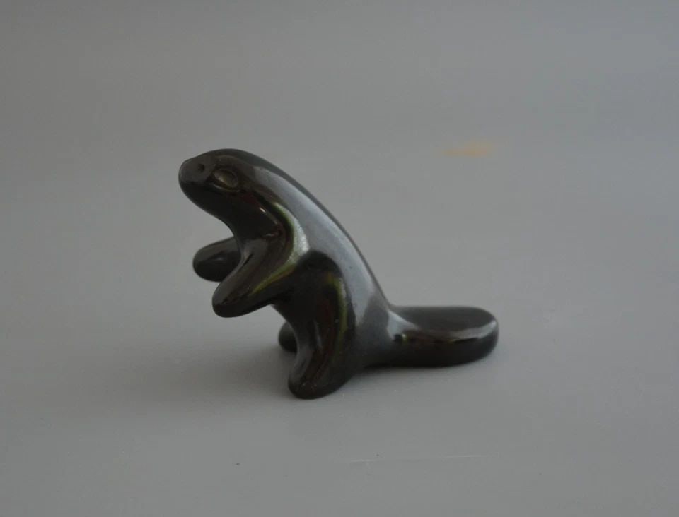 VINTAGE SANTA CLARA PUEBLO FETISH FIGURE POT - BLACK BEAVER - JULIA MARTINEZ: VINTAGE SANTA CLARA PUEBLO FETISH FIGURE POT - BLACK BEAVER - JULIA MARTINEZ This beaver clay figure has been polished to a high sheen and is in great vintage condition. It measures 2 1/2" tall and 4 