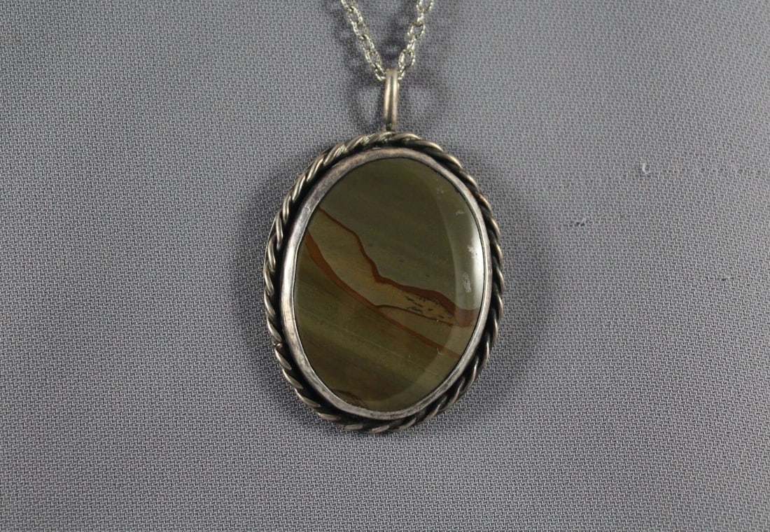 VINTAGE NAVAJO PICTURE AGATE PENDANT: VINTAGE NAVAJO PICTURE AGATE PENDANT Item Description: 2” length