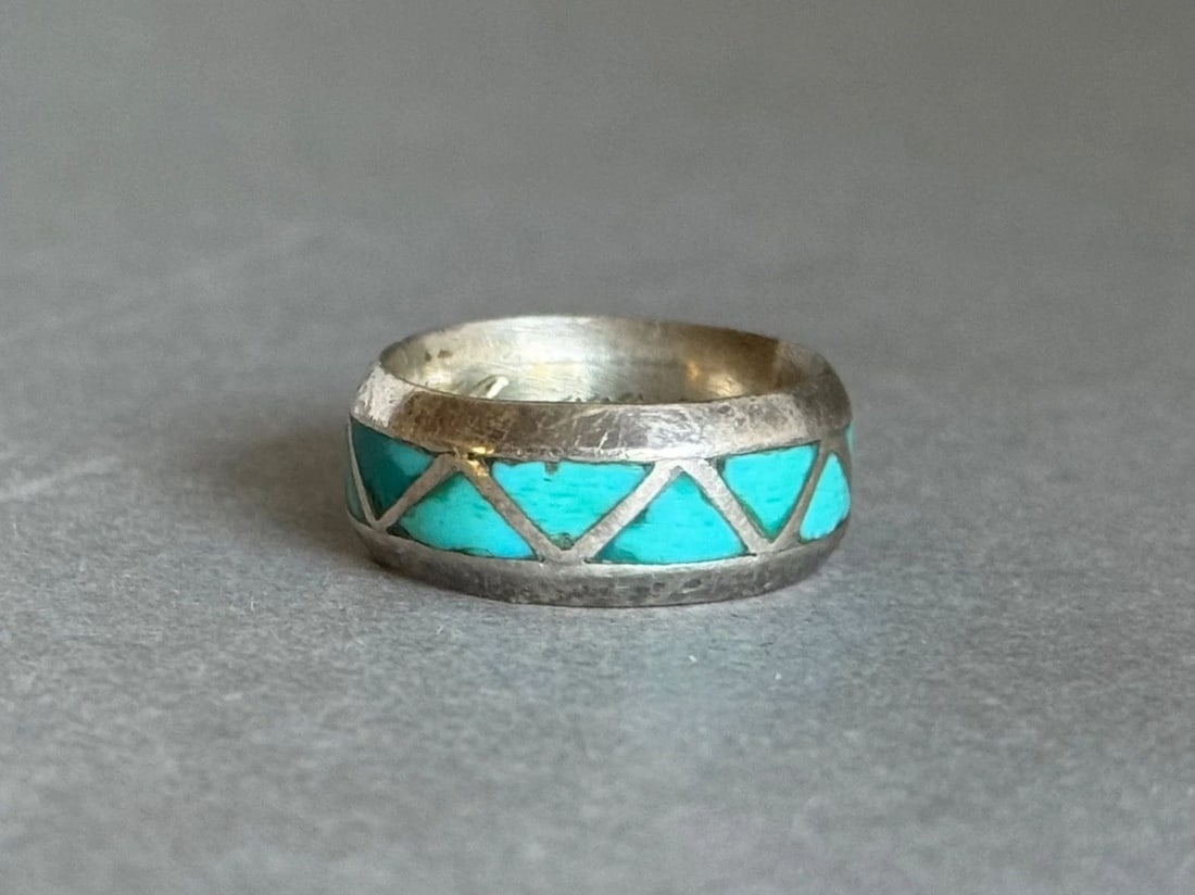 VINTAGE ZUNI STERLING SILVER WITH INLAID TURQUOISE WEDDING BAND RING SIZE 5 1/2: VINTAGE ZUNI STERLING SILVER WITH INLAID TURQUOISE WEDDING BAND RING SIZE 5 1/2 Vintage Zuni Sterling Silver with Inlaid Turquoise Wedding Band Ring Size 5 1/2 ..5/16" Wide